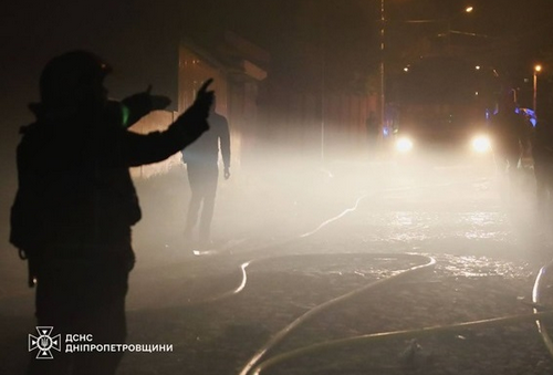 Дніпро всю ніч здригався від вибухів: багато пожеж, є влучання в елітний "хмарочос"
